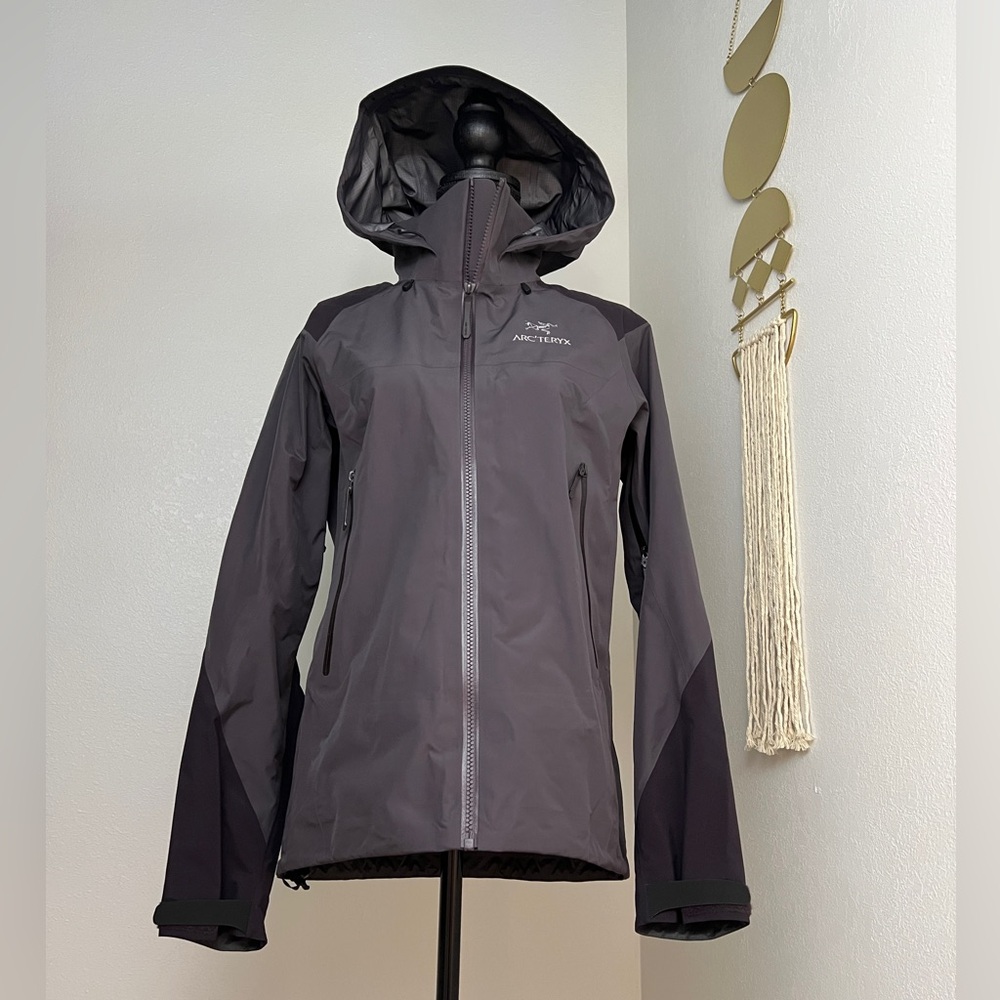 Arc'teryx Beta AR Gore-Tex Women's Jacket, Small, Gray